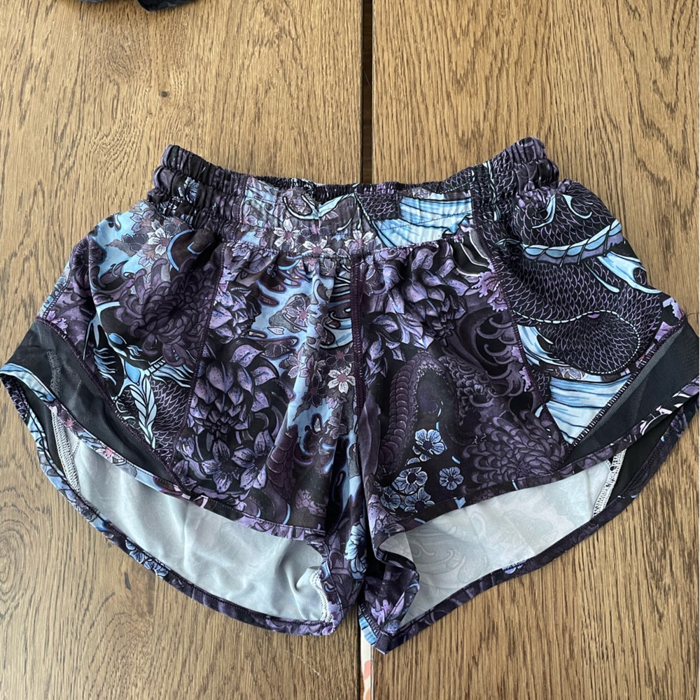 Lululemon Hotty Hot Shorts Low-Rise Lined Shorts 2.5”